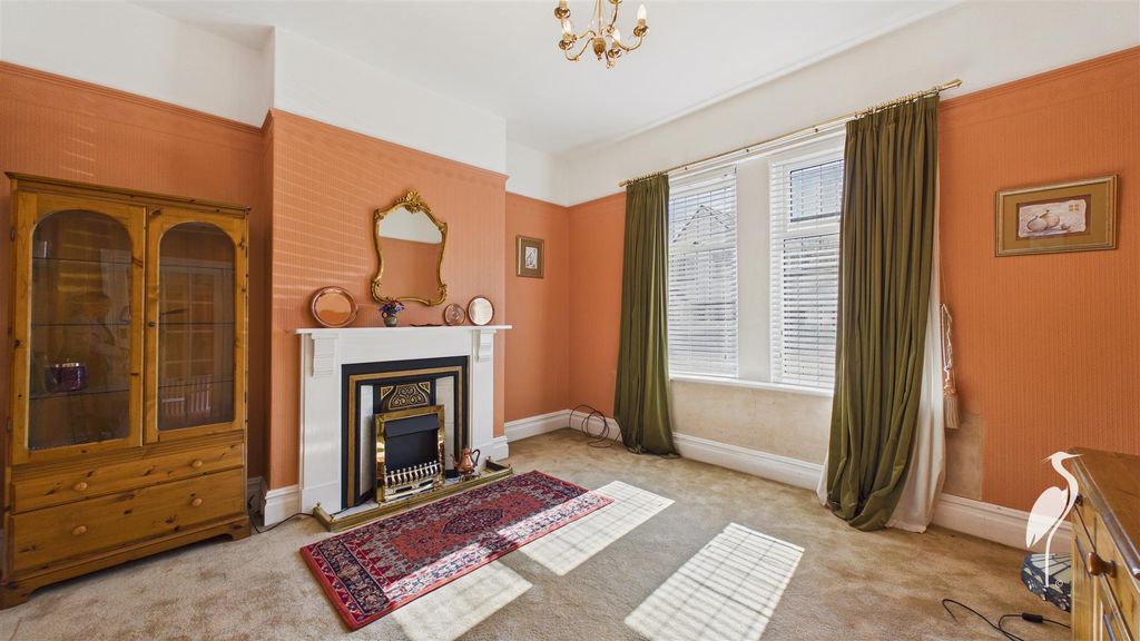 Property photo 2 of 27 Lounge