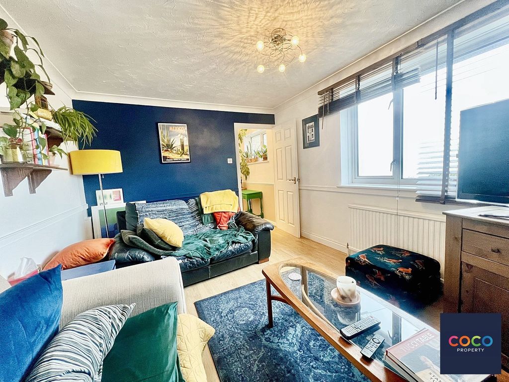 Property photo 2 of 18 Sitting Room