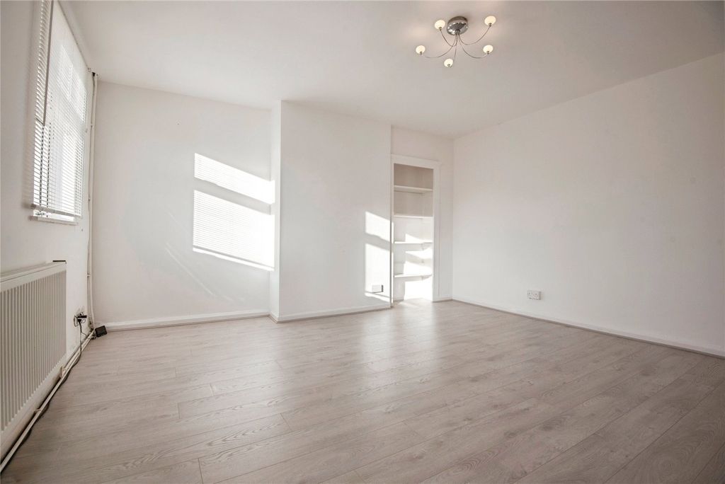 Property photo 3 of 20 Lounge