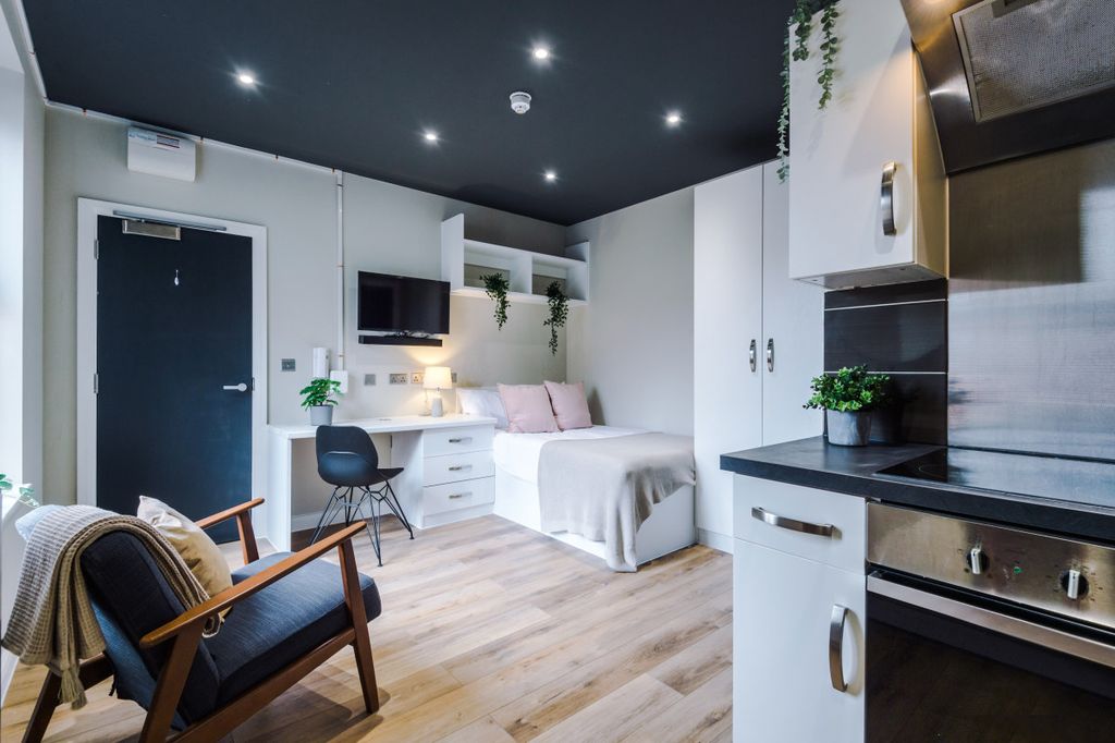 Property photo 1 of 10 Flat 8, Unw, 1