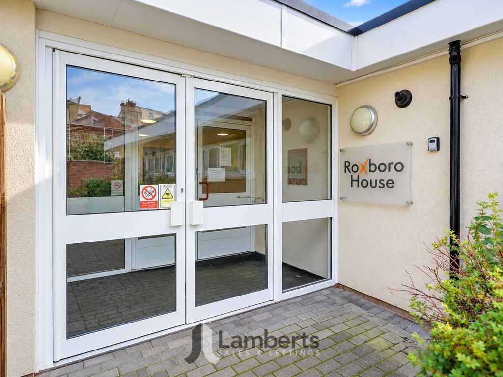 Property photo 2 of 14 Communal Entrance