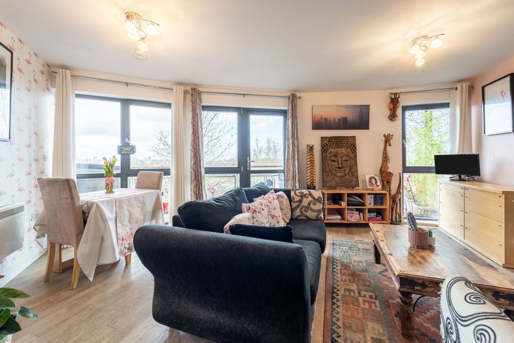 Property photo 3 of 21 Lounge/Dining Room