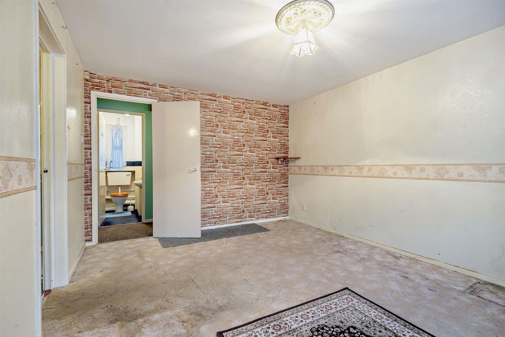 Property photo 3 of 12 8678034-Interior07-800.Jpg