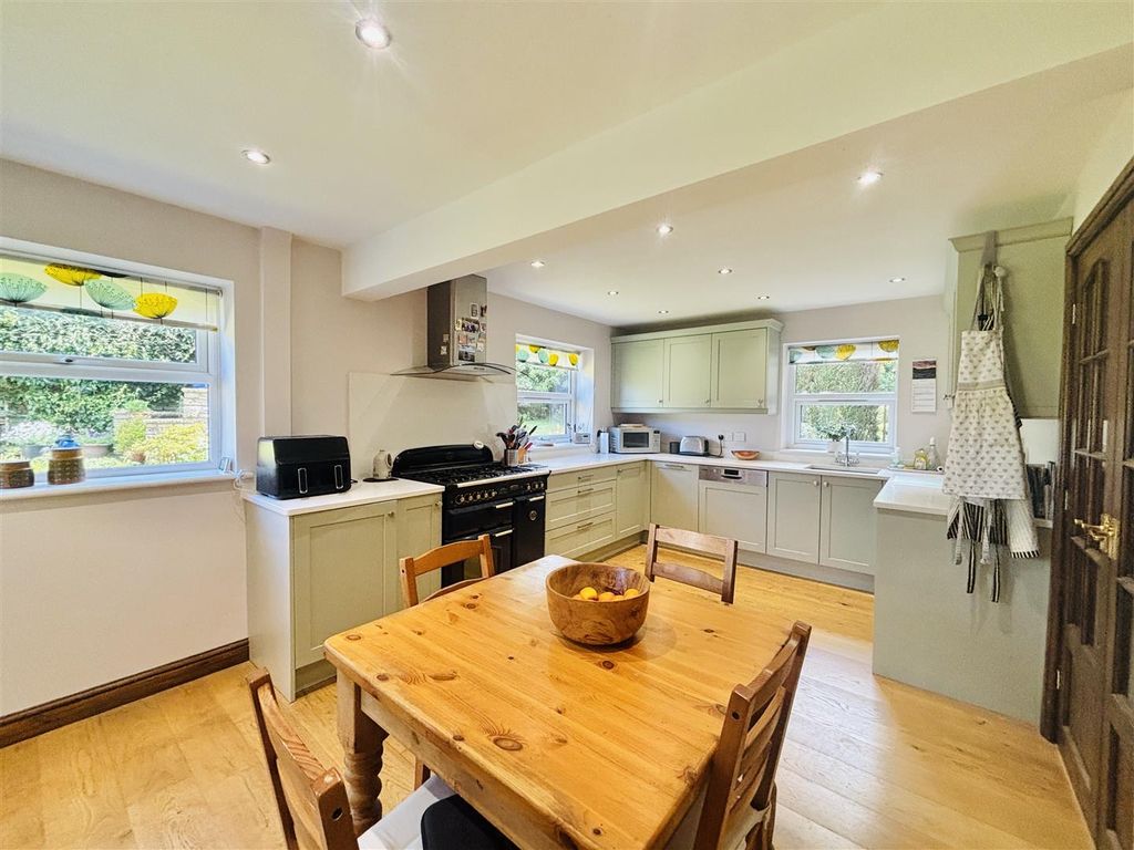 Property photo 3 of 19 Breakfast Kitchen
