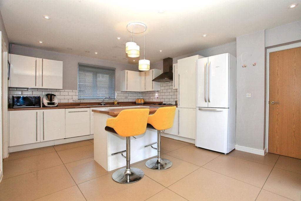 Property photo 2 of 27 Kitchen/Breakfast/Family Room