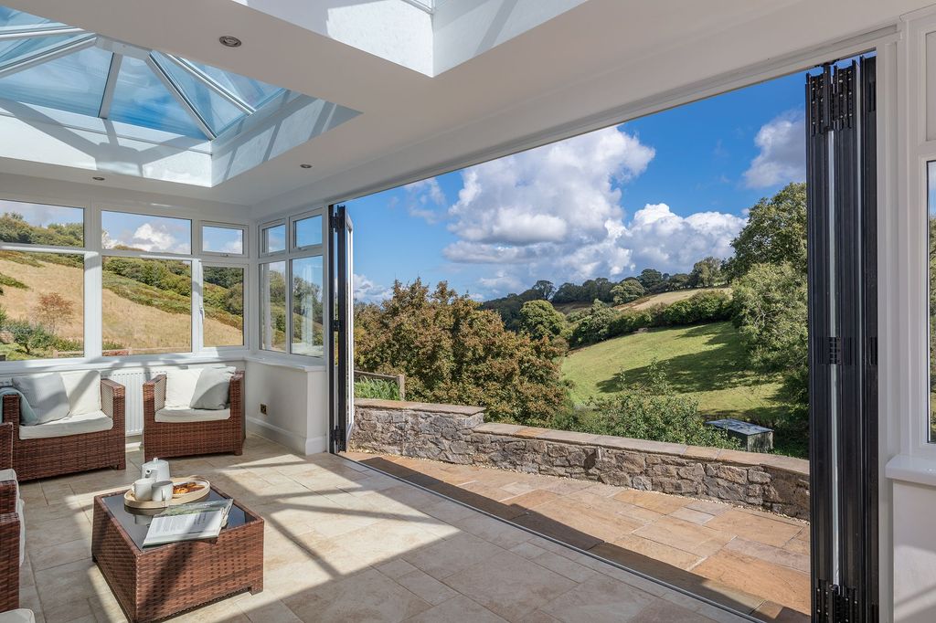 Property photo 2 of 15 Higher Venice House