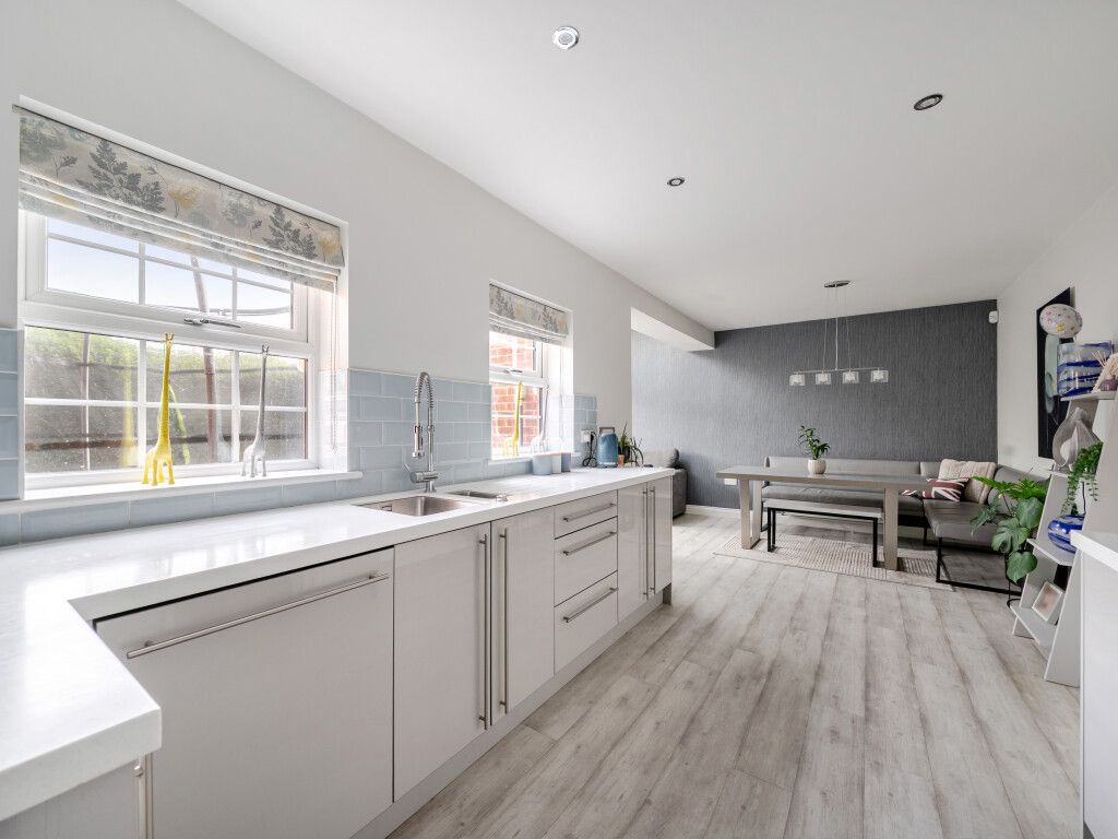 Property photo 2 of 22 1535809-12-6Ad0d1...