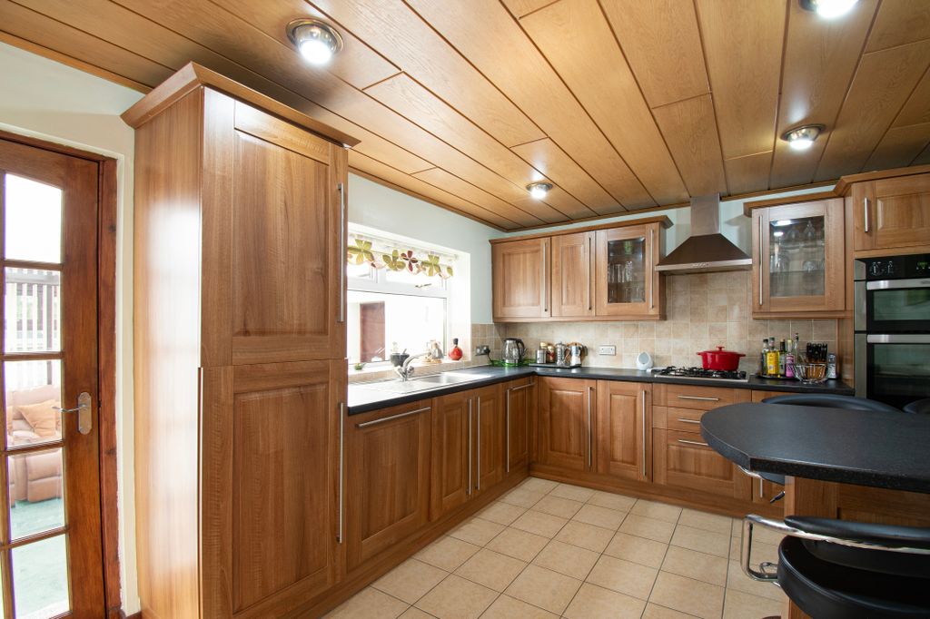 Property photo 3 of 25 Dining Kitchen