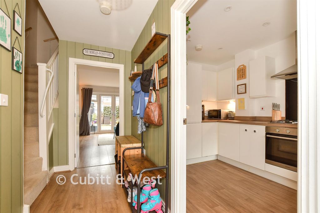 Property photo 3 of 11 Hallway
