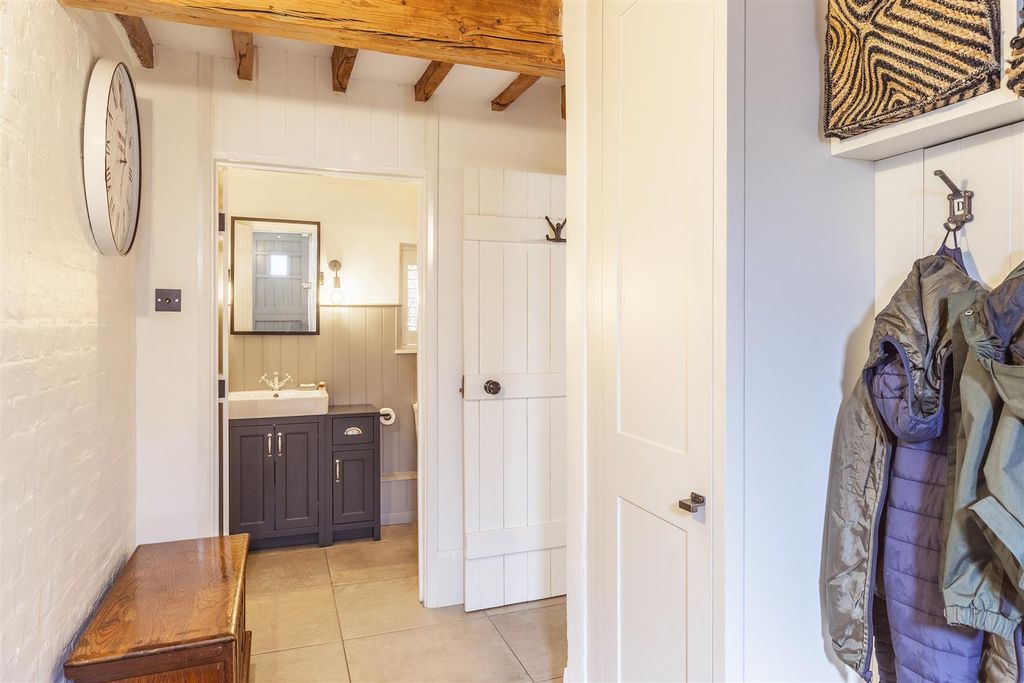 Property photo 3 of 47 Entrance Hall