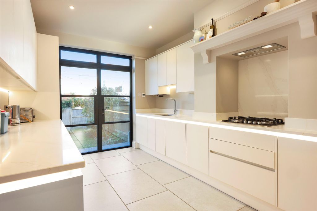 Property photo 2 of 19 Image