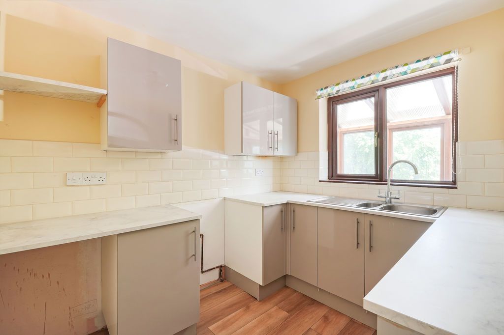Property photo 3 of 19 Kitchen