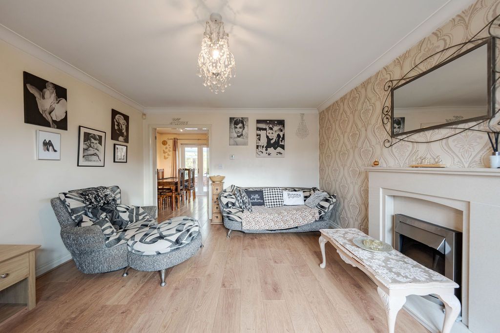 Property photo 3 of 14 Lounge 1