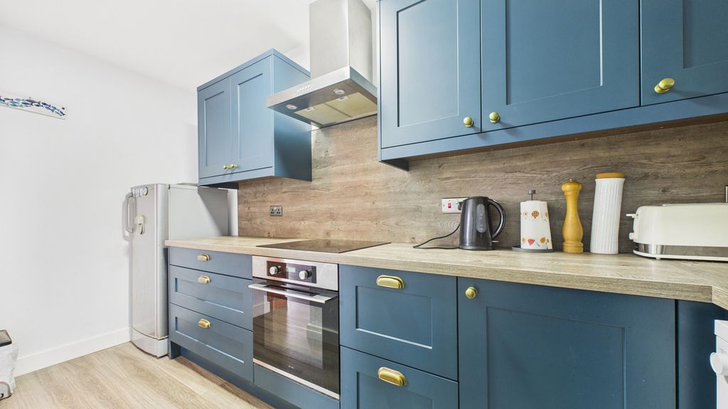 Property photo 2 of 25