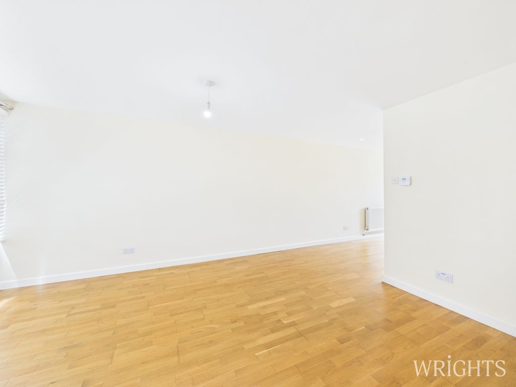 Property photo 3 of 17 Cam05659G0-Pr0154-Still003