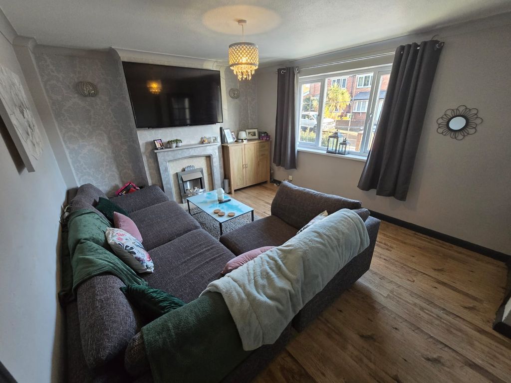 Property photo 3 of 12 Lounge B