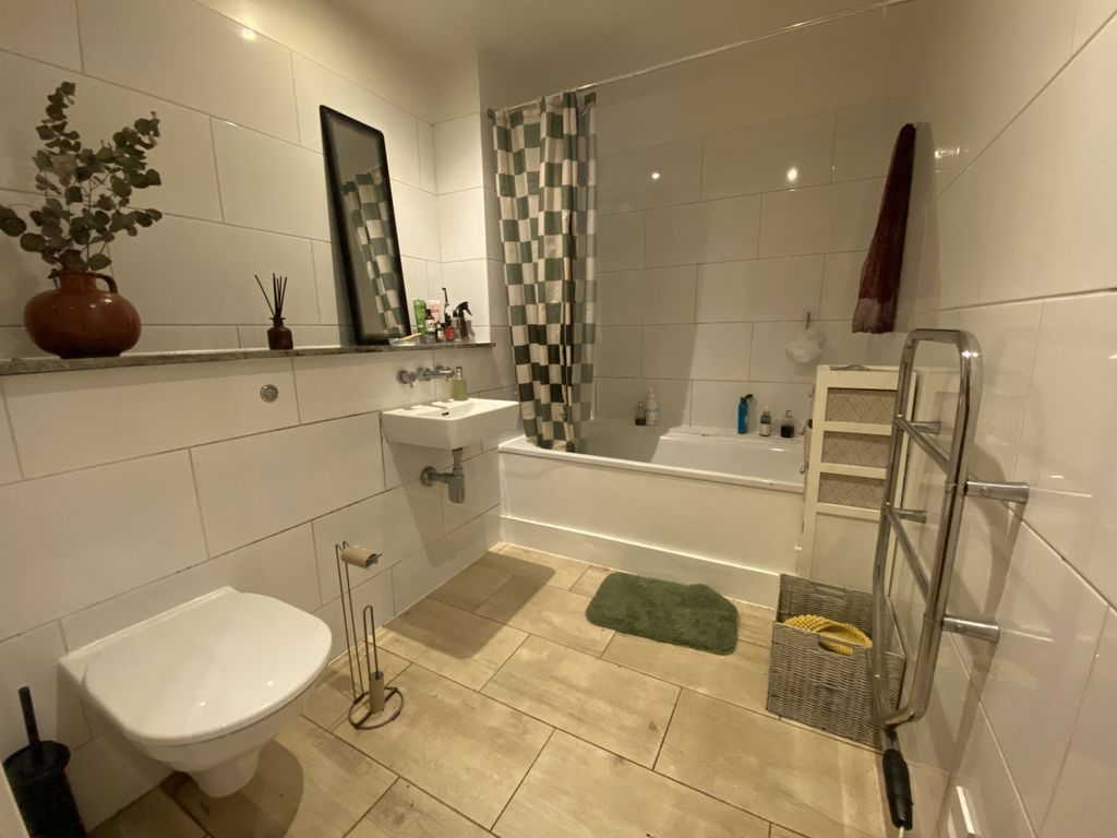 Property photo 3 of 11 Image00008