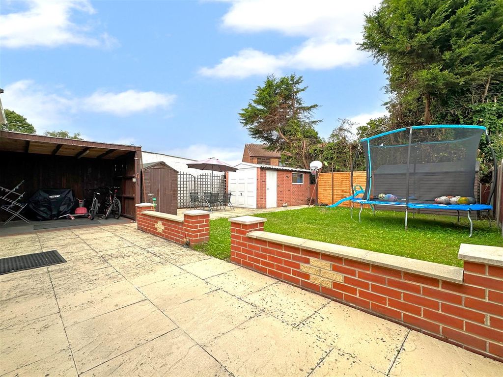 Property photo 3 of 17 Well-Appointed Garden 425