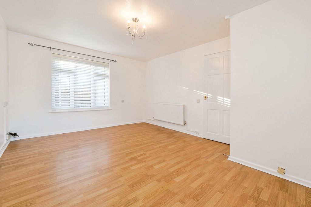 Property photo 3 of 16 Lounge