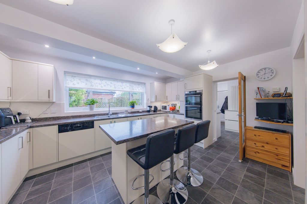 Property photo 2 of 32