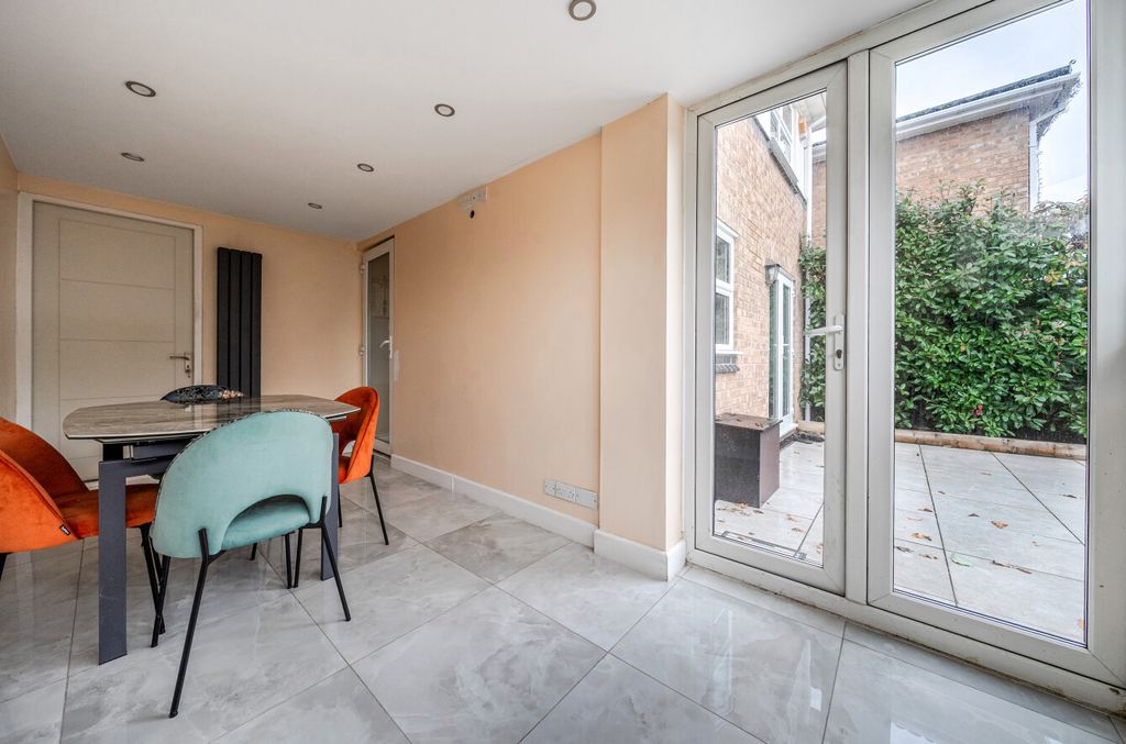 Property photo 3 of 18 1392937-22-693Bf6...