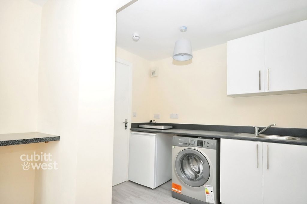Property photo 3 of 8 Eb11873F-Room