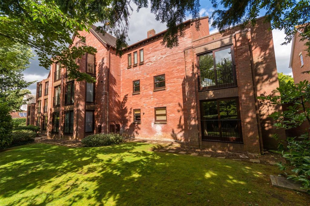 Property photo 1 of 13 Communal Gardens