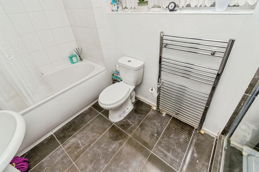 Property photo 3 of 20 Bathroom