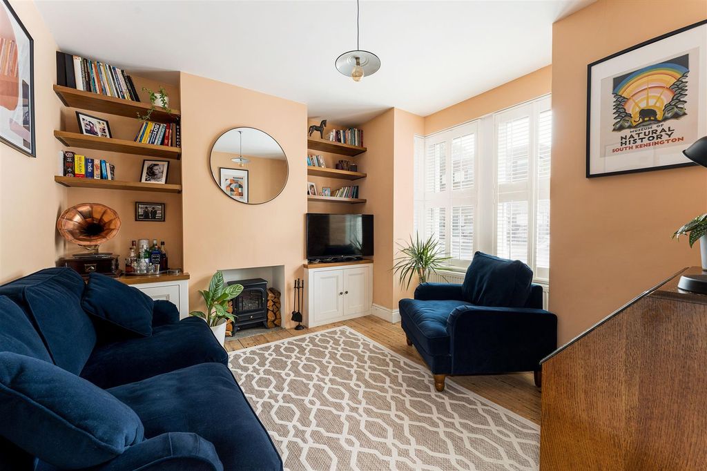 Property photo 2 of 33 Fulbourne Road, E17