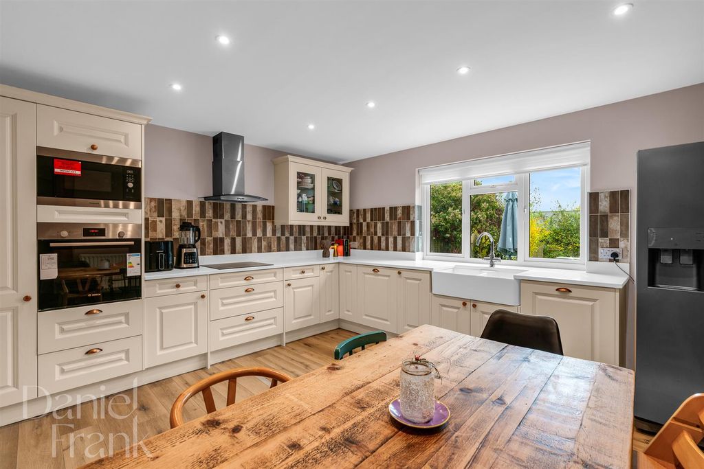 Property photo 2 of 33