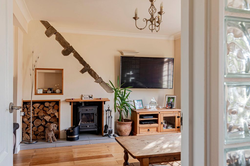 Property photo 2 of 25 Living Room (1)