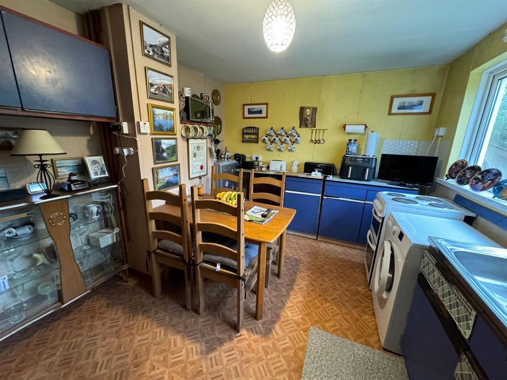 Property photo 3 of 7 Kitchen / Dining Room