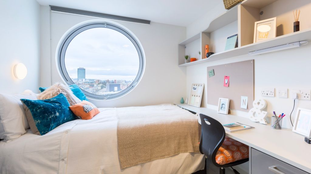 Property photo 1 of 9 Bedroom