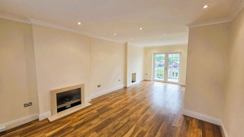 Property photo 3 of 32