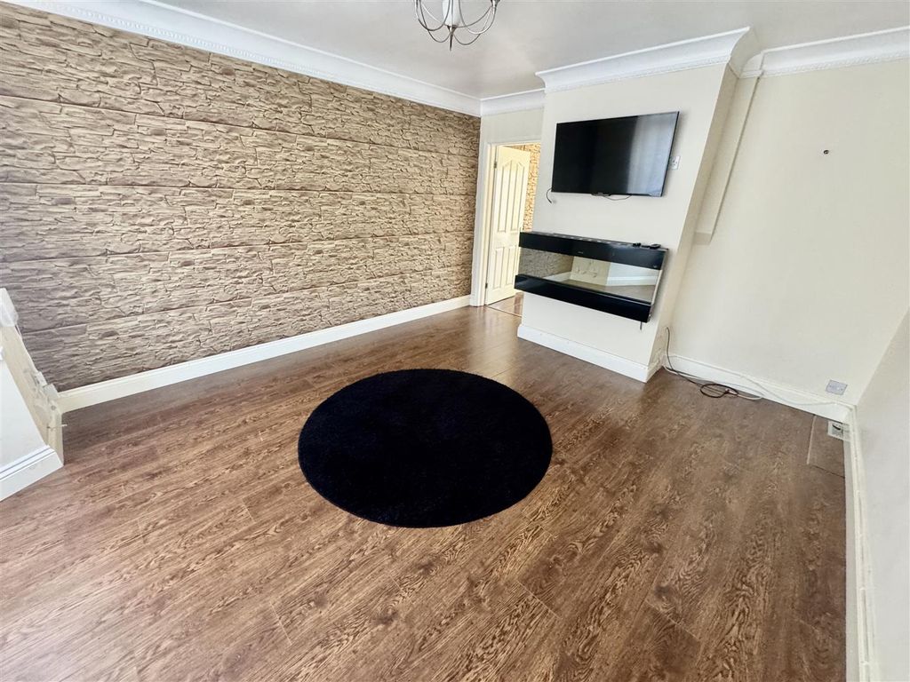 Property photo 3 of 11 Lounge