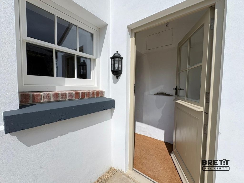 Property photo 2 of 7 Entrance