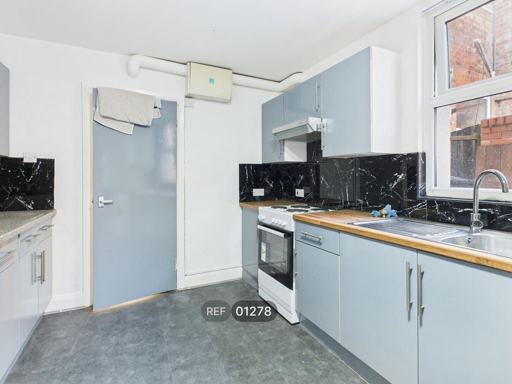 Property photo 3 of 23 Kitchen