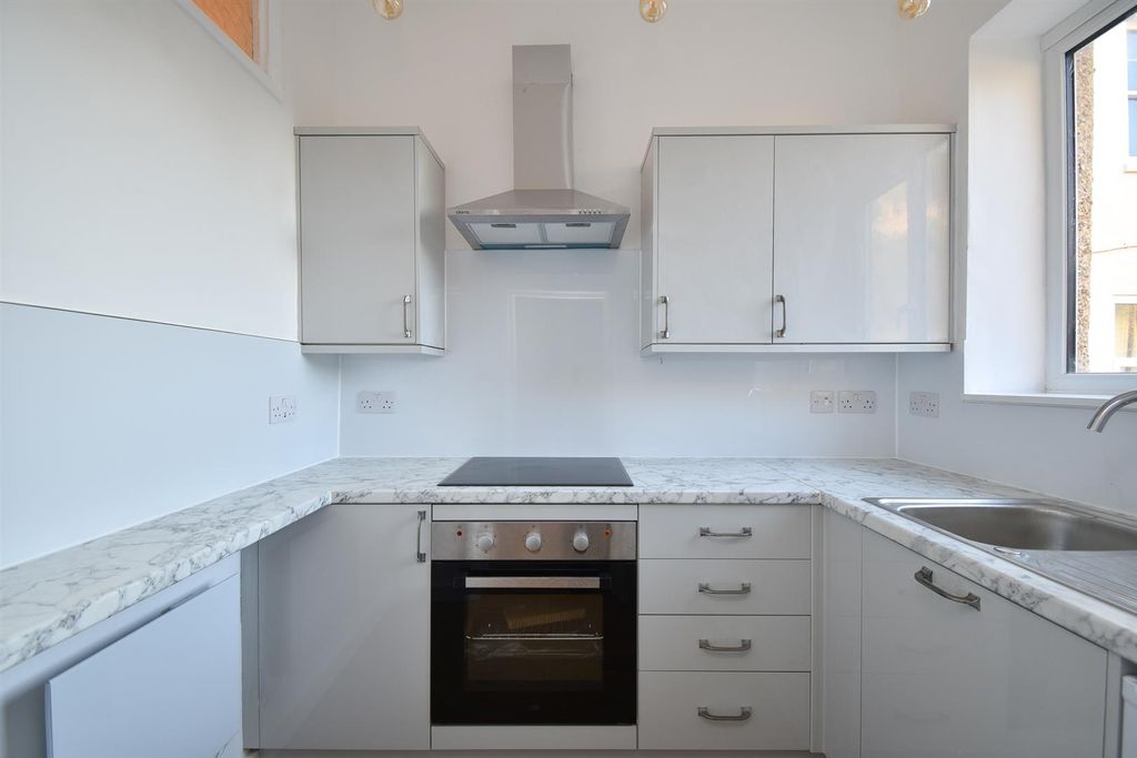 Property photo 3 of 12 Kitchen