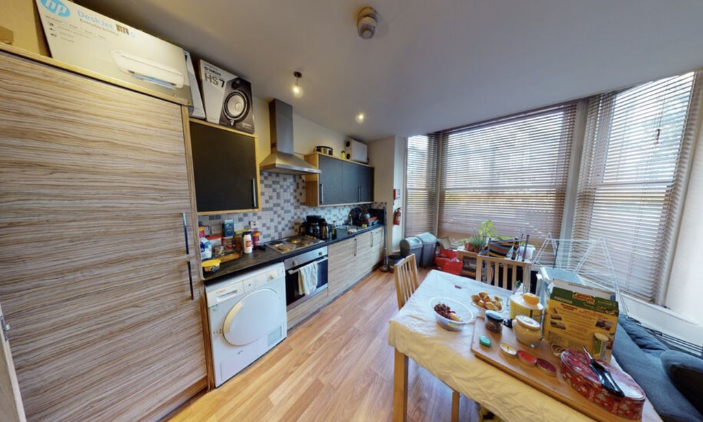 Property photo 1 of 7 Bright And Spacious Living Room With Modern Furnis...