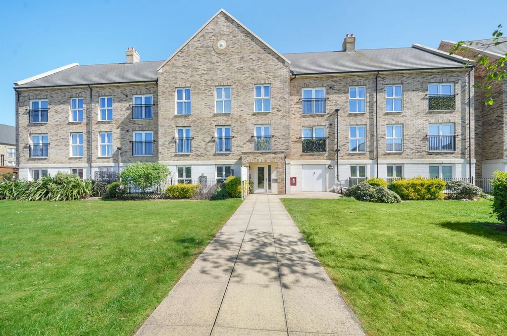 Property photo 1 of 10 8 Redgrove House, Front