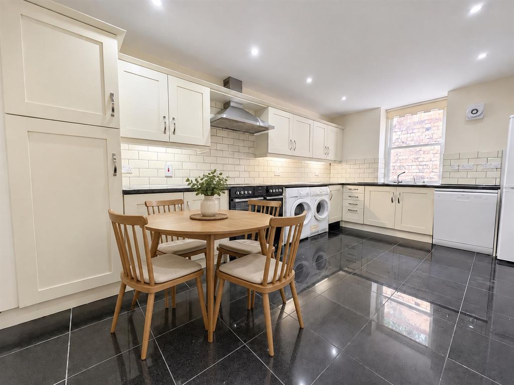 Property photo 3 of 12 Kitchen