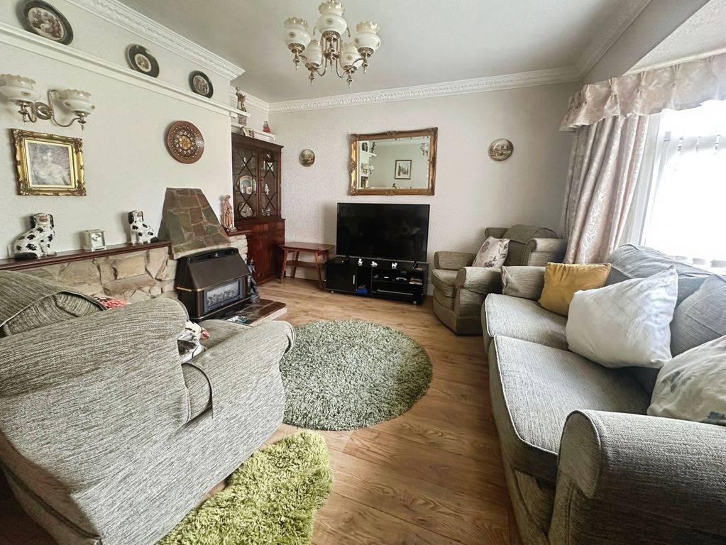 Property photo 3 of 15 Lounge