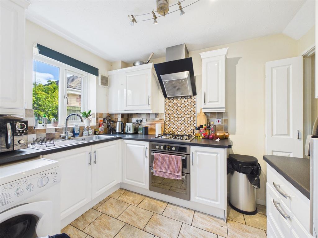 Property photo 3 of 10 Kitchen