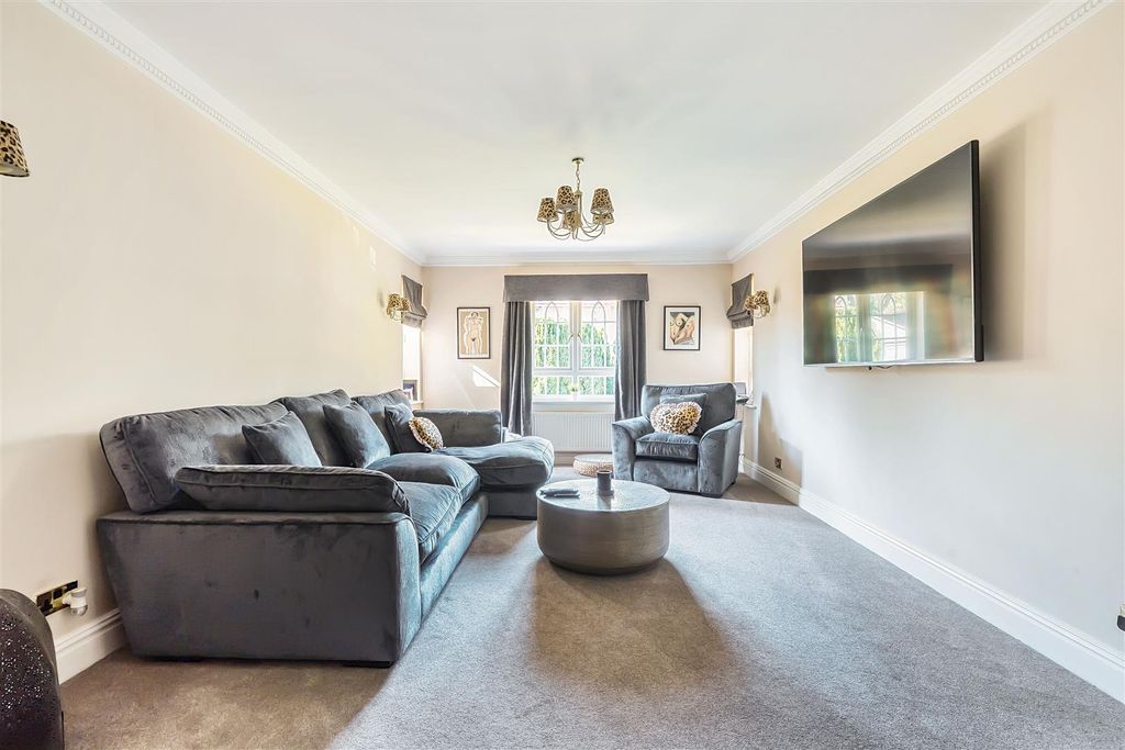 Property photo 3 of 19 Sitting Room