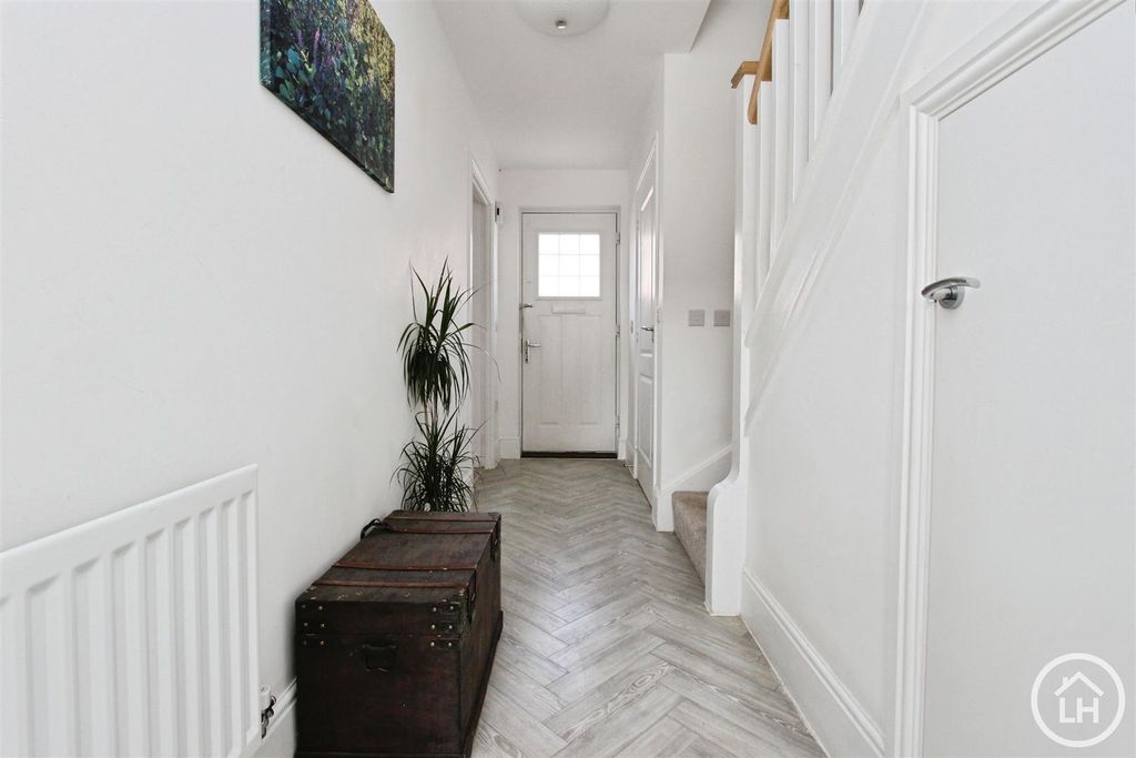Property photo 2 of 14 Hallway