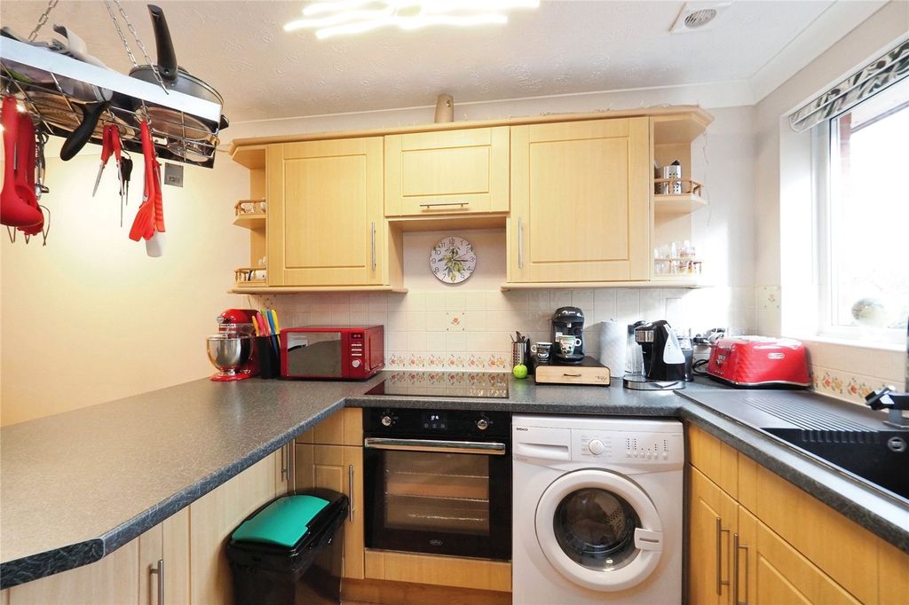 Property photo 3 of 17 Kitchen