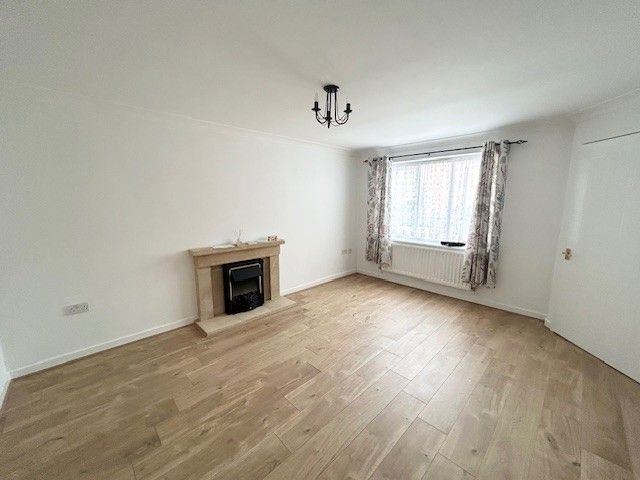 Property photo 3 of 16 Lounge