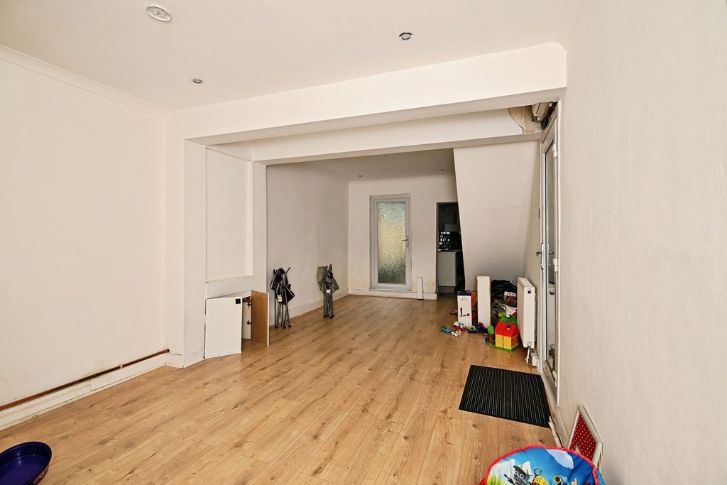 Property photo 3 of 13 Lounge