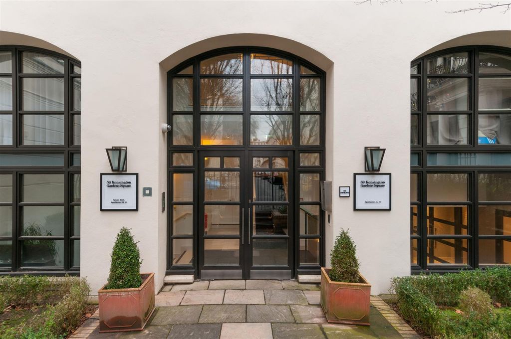 Property photo 2 of 9 50 Kensington Square Gardens_10.Jpg