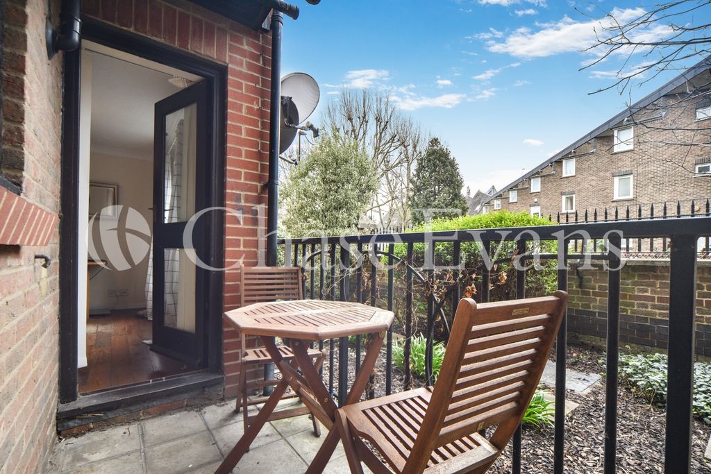 Property photo 3 of 13 Horseshoe Close, Isl